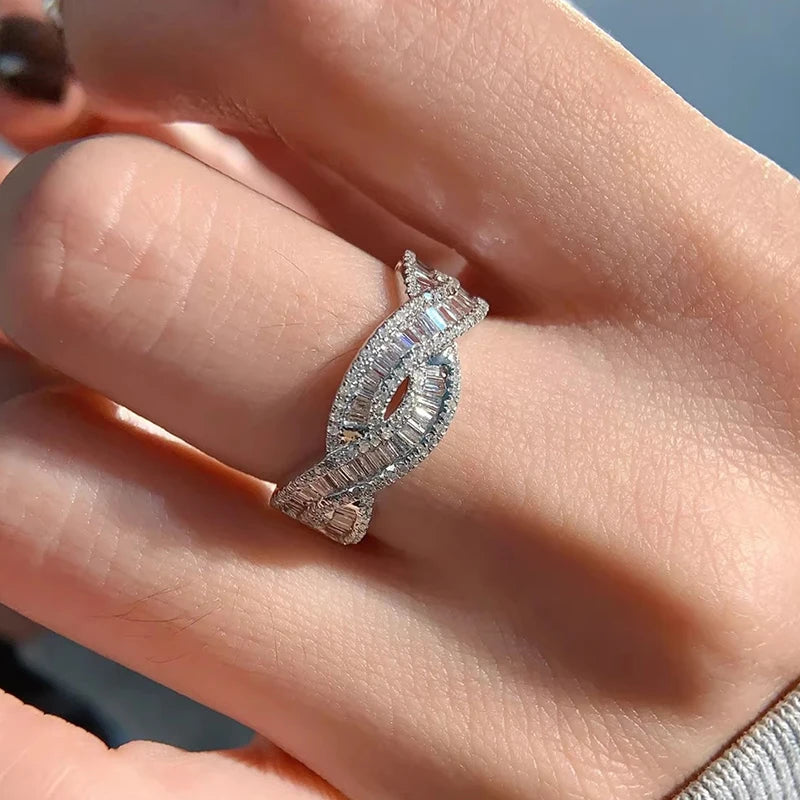 Luxury Twist Design Cubic Zirconia Rings Women Sparkling Wedding Band Accessories Statement Female Rings Party Jewelry