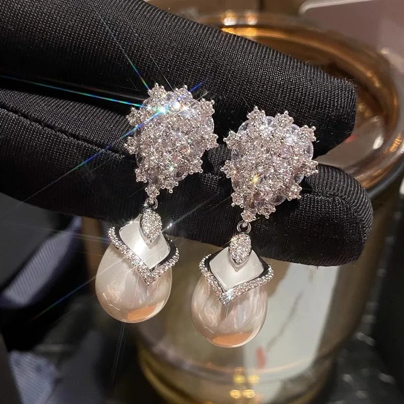 Gorgeous Simulated Pearl Dangle Earrings Lady Luxury Sparkling CZ Pendant Jewelry for Party Bridal Wedding Accessories