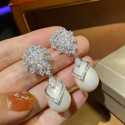 Gorgeous Simulated Pearl Dangle Earrings Lady Luxury Sparkling CZ Pendant Jewelry for Party Bridal Wedding Accessories