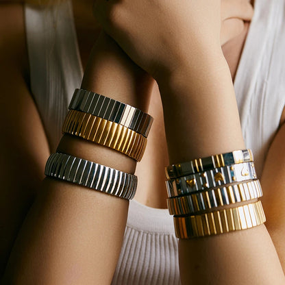 Titanium Steel Elastic Bracelet for Women.Heart Shape.1Pcs.Gold Plated Punk Jewelry.Hip Hop. New Design